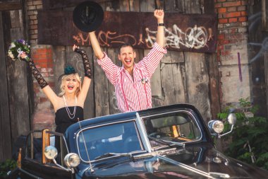 İki eski araba içinde bağırarak