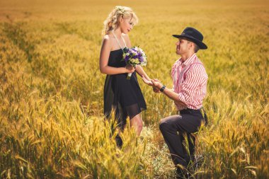 Kız ve erkek arkadaşı buğday alanında