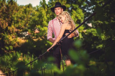 Adam kucaklama kız Köprüsü'nde orman