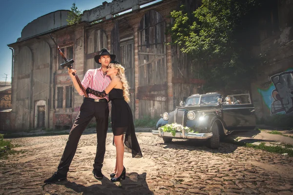 Couple in love near old-fashioned car — Stock Photo, Image