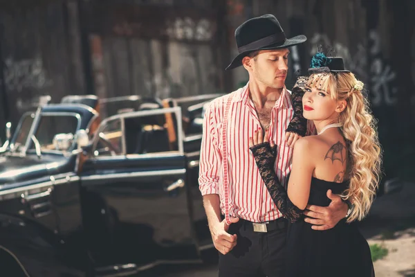 Casal feliz perto de carro à moda antiga — Fotografia de Stock