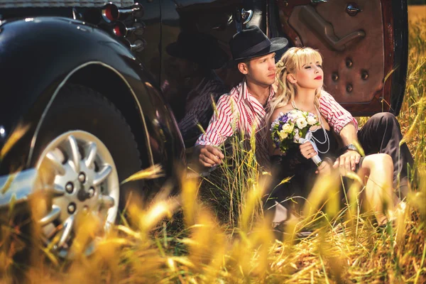 Mulher e homem juntos perto de carro — Fotografia de Stock