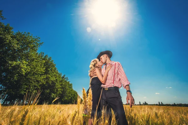 Líbání, muž a žena na obilné pole — Stock fotografie