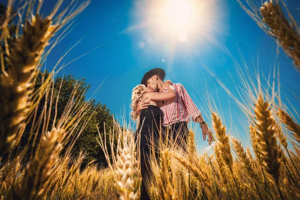 Kysser man och kvinna stående på fältet — Stockfoto