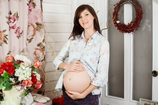 Atractiva mujer embarazada y su barriga — Foto de Stock