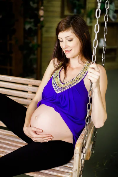 Patrząc na jej brzuch kobiety w ciąży — Zdjęcie stockowe
