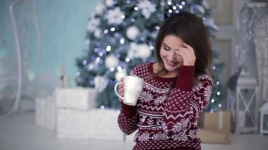 Köknar ağacı önünde parlak kazaklı kız