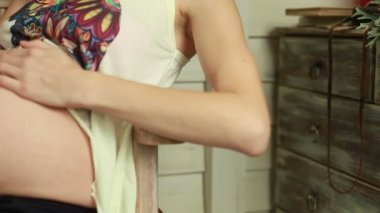 Hamile kadının karnı okşayarak