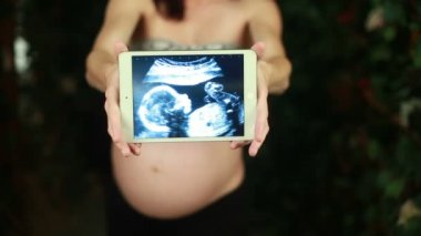 Gelecekte anne bebeğini fotoğraf ile