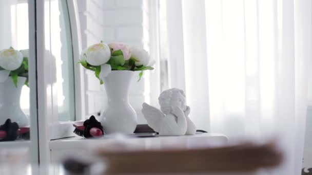 Статуэтка Купидона и ваза с цветами — стоковое видео