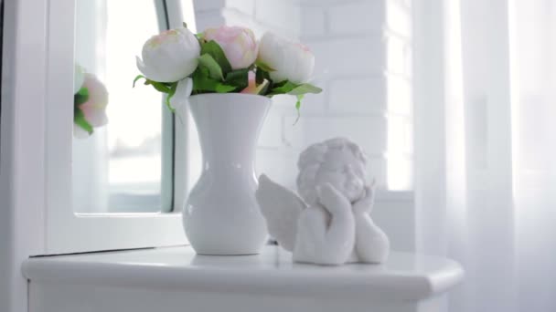 Cupido decorativo e vaso com flores — Vídeo de Stock