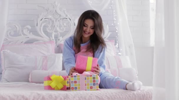 Mooie vrouw openen Kerstcadeaus — Stockvideo