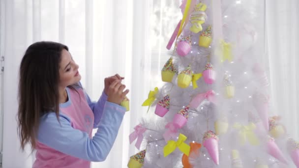 Modelo joven decorando árbol de Navidad — Vídeo de stock