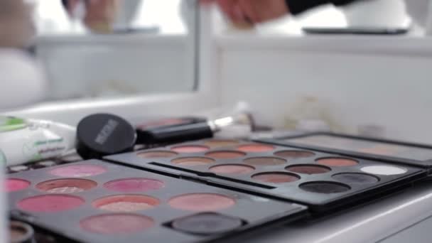 Gran paleta para el maquillaje en la mesa — Vídeos de Stock