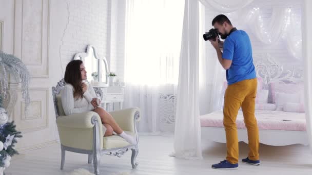 Fotoğrafçı fotoğraf yong modeli yapma — Stok video