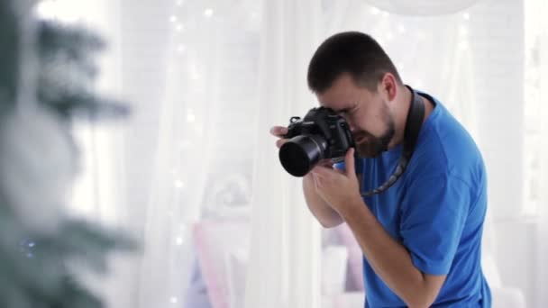 Joven fotógrafo con barba haciendo foto — Vídeo de stock