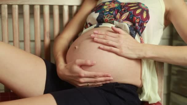 Zukünftige Mutter streichelt Bauch zu Hause — Stockvideo