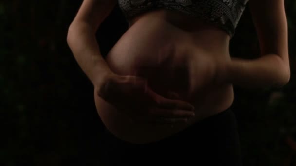 Беременная женщина гладит животик — стоковое видео