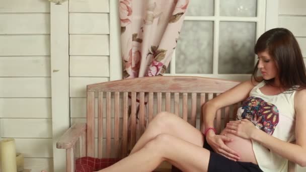 Terhes nő beszélgetett leendő baba — Stock videók