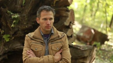 Park ceketli genç adam