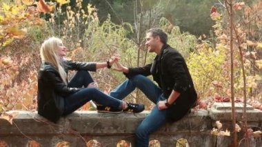 İki taş çit oturan aşk içinde