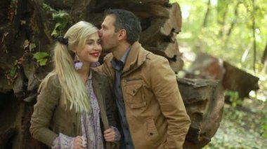 Çift birbirlerine tutan ormandaki