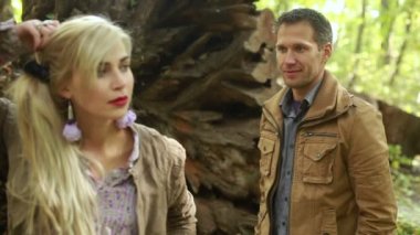 Erkek arkadaşına baktığı arıyorsunuz ve öpüşme