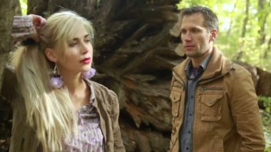 Kız arıyor ve onu öpmeye erkek