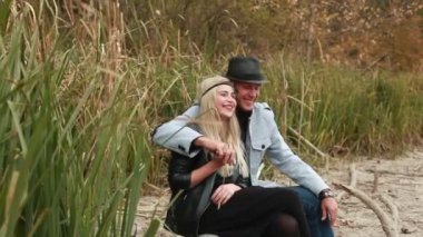 Riverside'da aşık çift gülümseyen