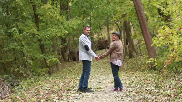Couple amoureux main dans la main dans la forêt 