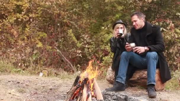 Casal juntos perto de fogo beber chá — Vídeo de Stock