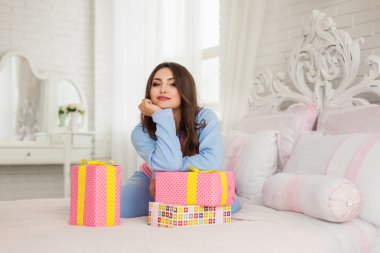 Yeni yıl ile oturan modeli sunar