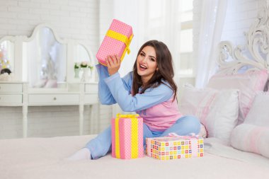 Sarı kurdele ile mevcut tutan kadın