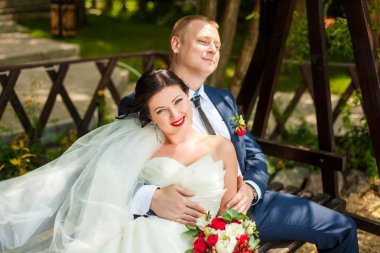 Düğün çift üzerinde ahşap Bank