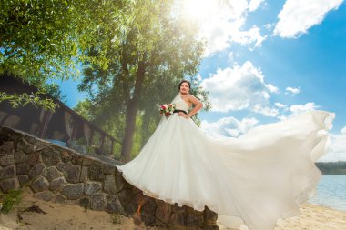 Taş çit ayakta gelin