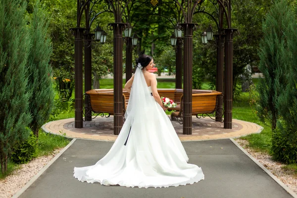 Novia en vestido cerca del pabellón de madera —  Fotos de Stock