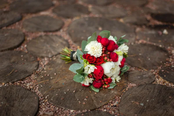 Elegante bouquet su sentiero in legno — Foto Stock