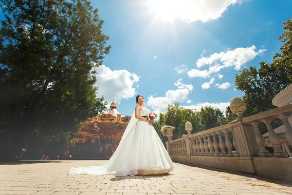 Gelin buketi atlıkarınca yakınındaki ile — Stok fotoğraf