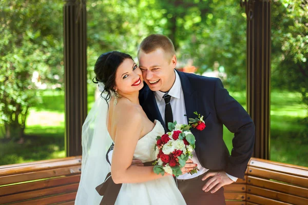 Сміється весільна пара в альтанці — стокове фото