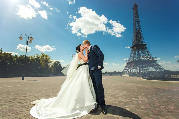Evlilik çift dekoratif tower yakınındaki — Stok fotoğraf