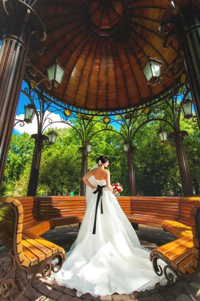 Mariée dans le pavillon avec des bancs — Photo