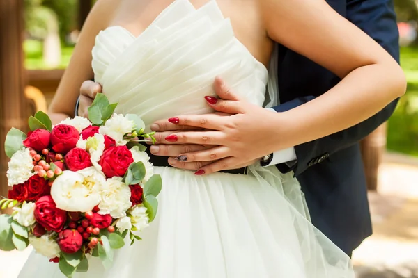 Matrimonio coppia con bouquet elegante — Foto Stock