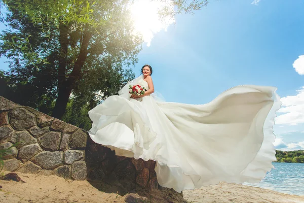 Nevěsta na dekorativní kamenná zídka — Stock fotografie