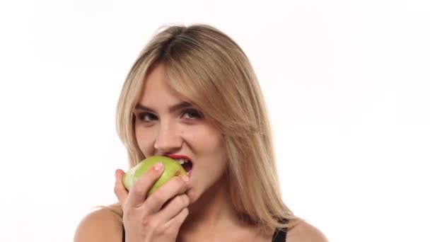 Belleza mujer sonriendo y mordiendo pera dulce — Vídeo de stock