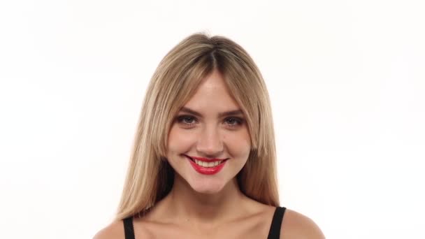 Schönheit Frau essen frischen und saftigen Apfel auf weißem Hintergrund — Stockvideo