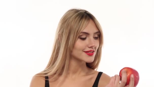Mulher beleza comer maçã fresca e suculenta no fundo branco — Vídeo de Stock