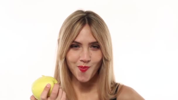 Beauté femme manger pomme fraîche et juteuse à fond blanc — Video