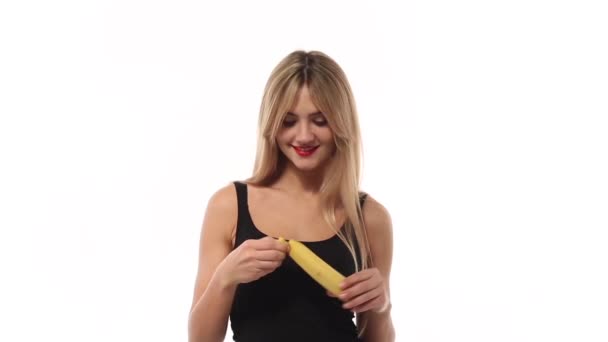 Vrouw zoete bananen eten op witte achtergrond — Stockvideo