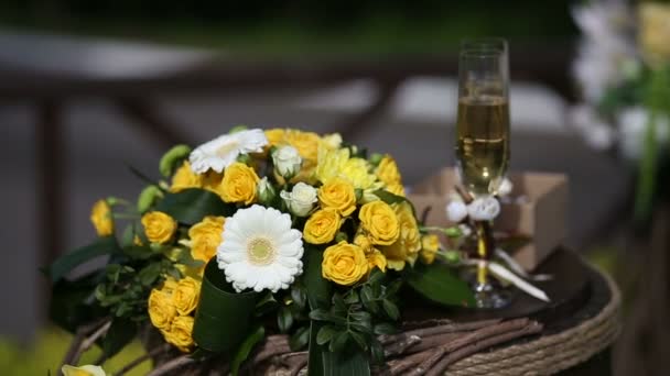 Flores y copa están sobre la mesa — Vídeos de Stock