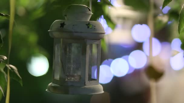 Belo iluminador pendura na árvore. É feito de barro — Vídeo de Stock